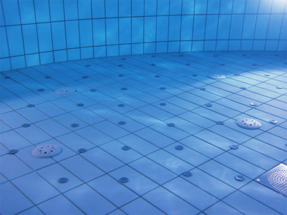 Vue de l'eau d'une piscine publique entretenu par un pisciniste